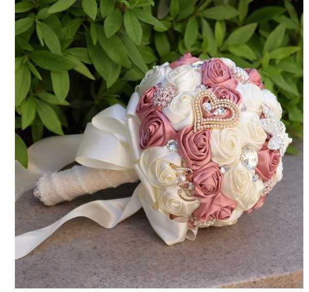 Buchet de mireasa cu pietre brose si flori de satin