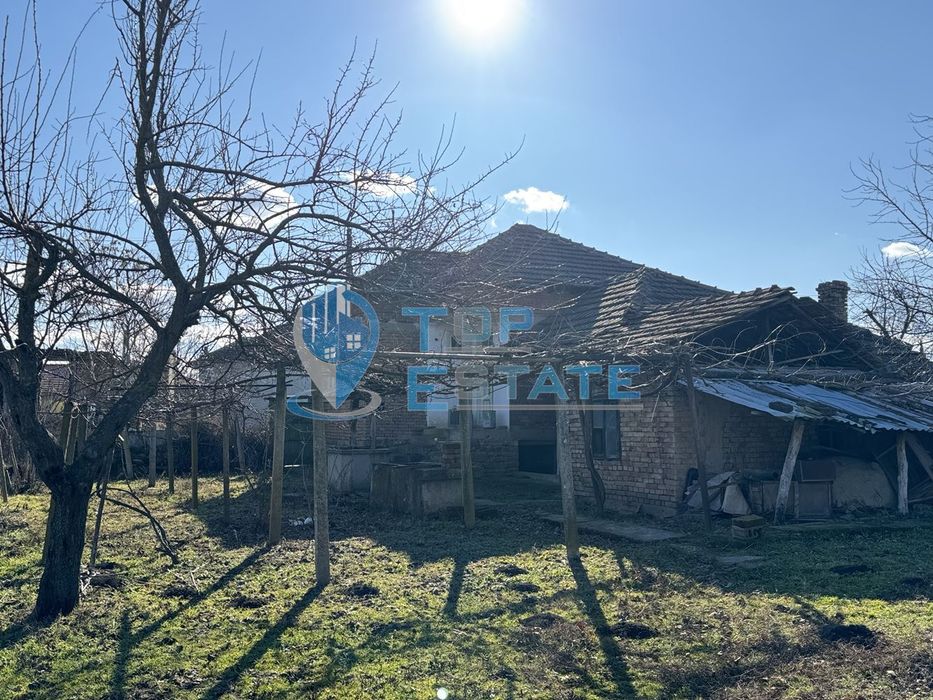 Тухлена къща с кладенец в с. Козаревец, област Велико Търново