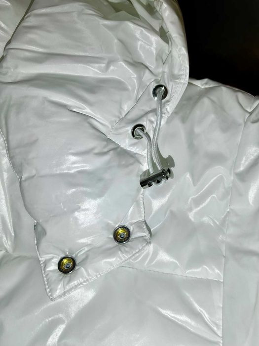 Geaca shiny calduroasa Moncler Maya alba - lucioasa down jacket cu puf