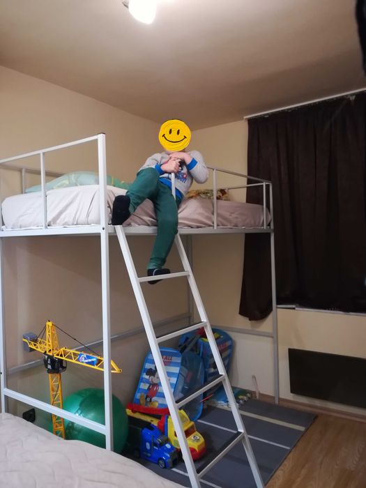 Двуетажно метално легло