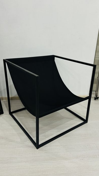 Кресло в стиле лофт чёрного цвета.