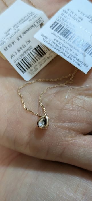 Золотые цепочки и кулоны с бриллиантами