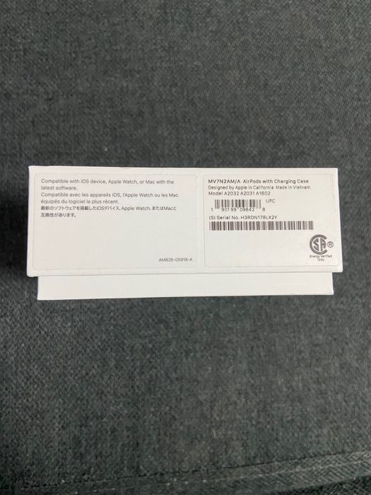 AirPods with charging case mv7n2am/a