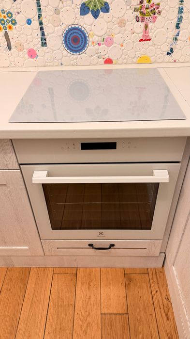 Bucatarie forma de U complet utilata și bine întreținută