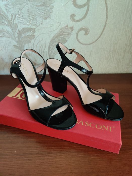 Продам босоножки