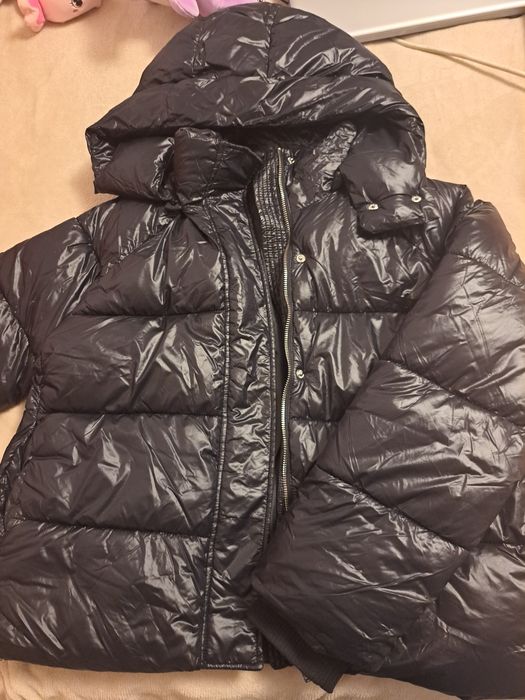 Geaca neagra lucioasa