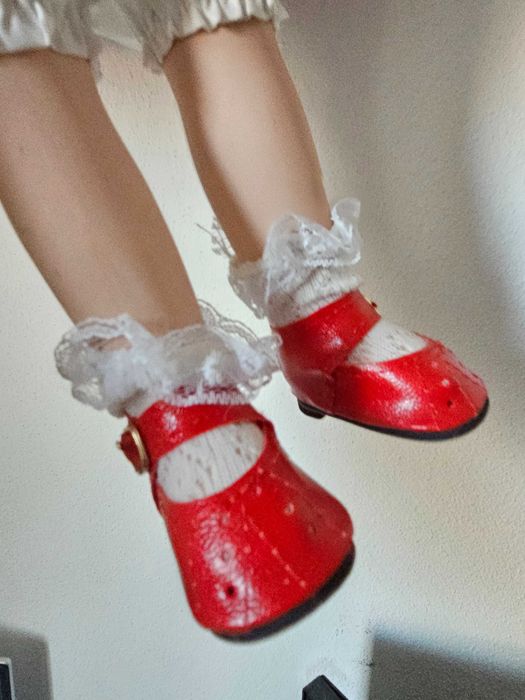 Papusa portelan frumoasa