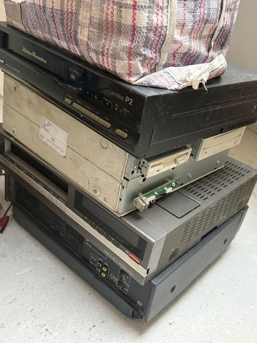 Видеоплеър, аудиокасетофон, тонколони, и др.