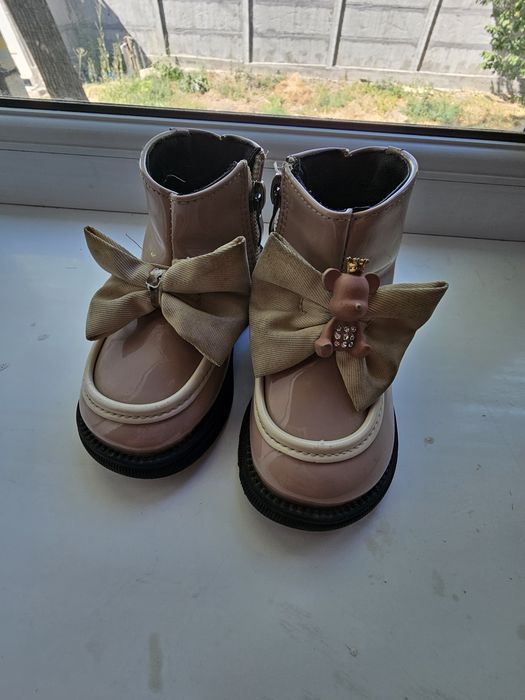 22 размер осень и зима. Б/у  2500тг