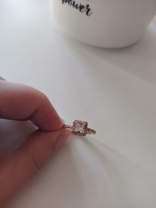 Сбърен пръстен с камъчета и баня от розово злато