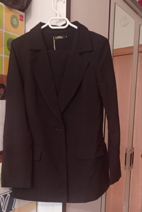 Продается черный деловой костюм