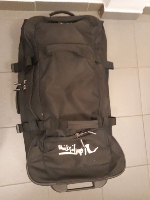 Troller negru  cu scris alb Quiksilver