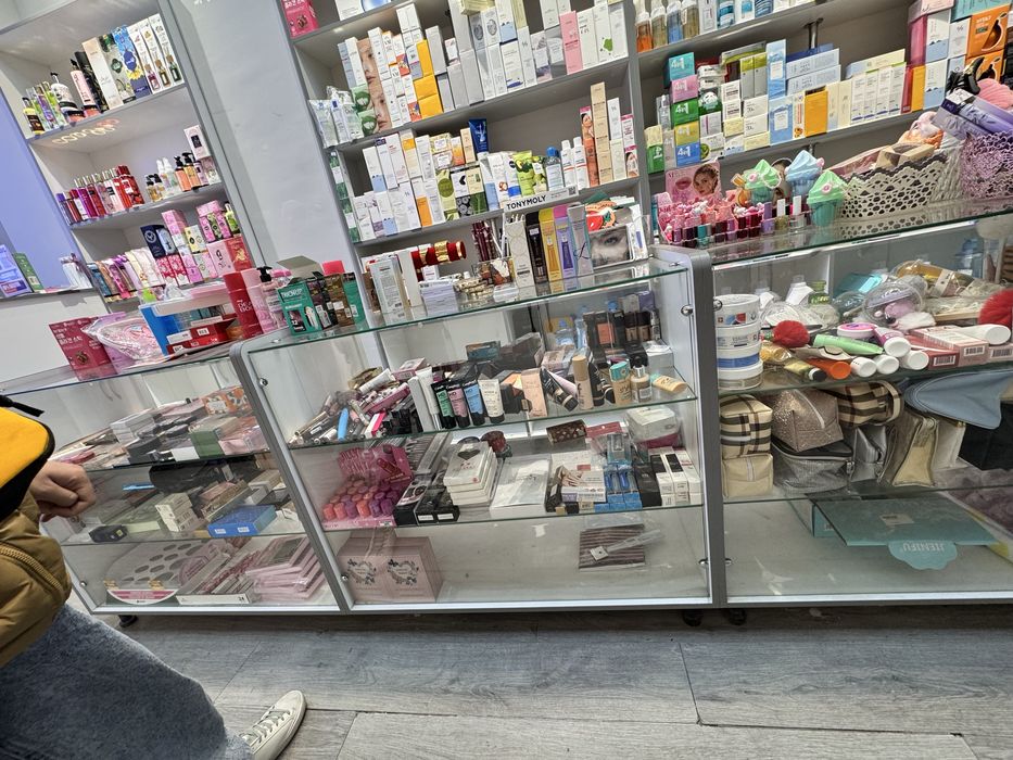 Полкали шкаф витрина сотилади срочна