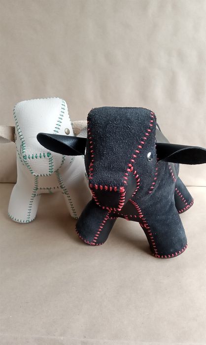 Кожаные интерьерные фигуры.