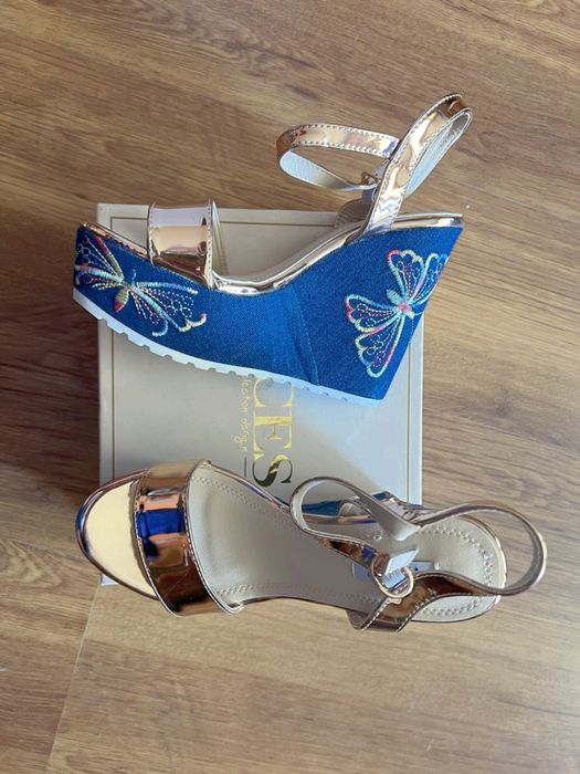 Ефектни сандали на платформа