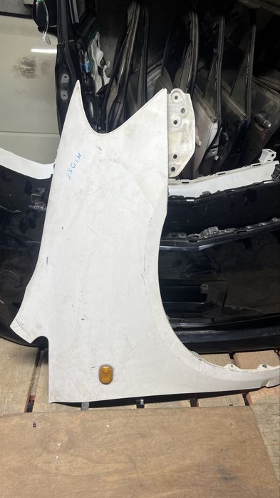 Правое крыло Тойота Ипсум 2003