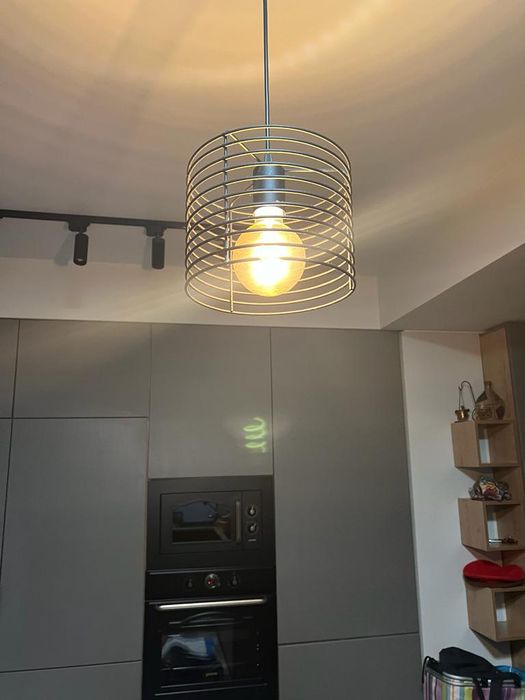 Продам люстры 2 штуки,третья в подарок!