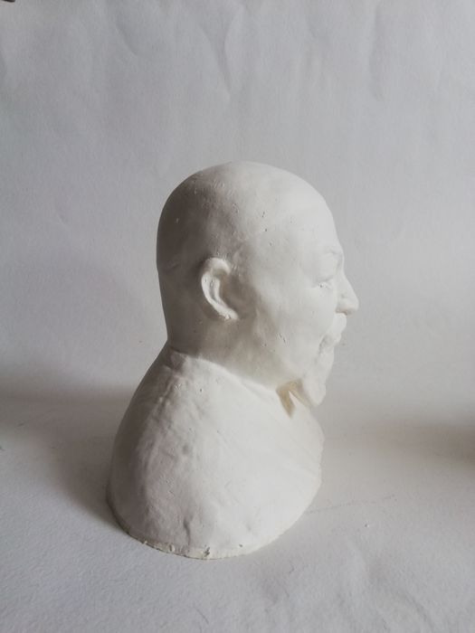 Бюст Абая. Из гипса.