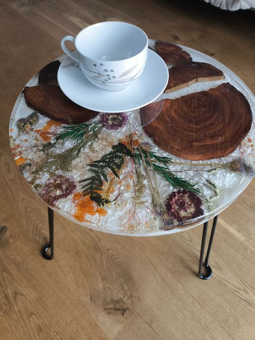 Ръчно изработена масичка с естествени цветя и дърво от череша