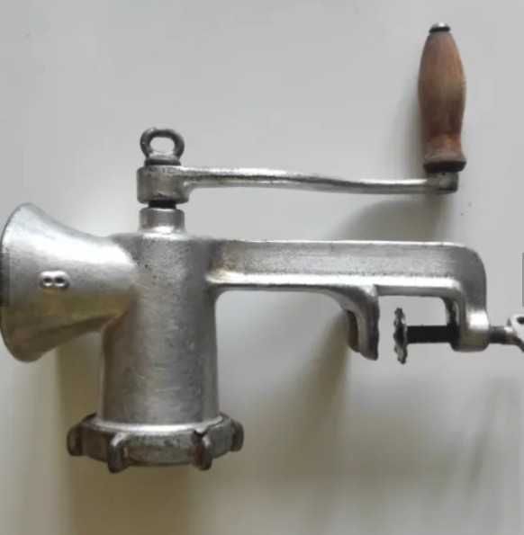 Месомелачка ръчна + приствка за колбаси