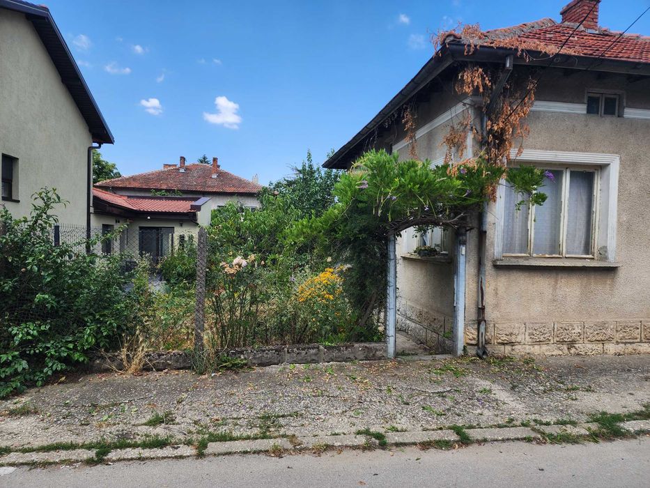 Къща с двор и гараж - град Исперих