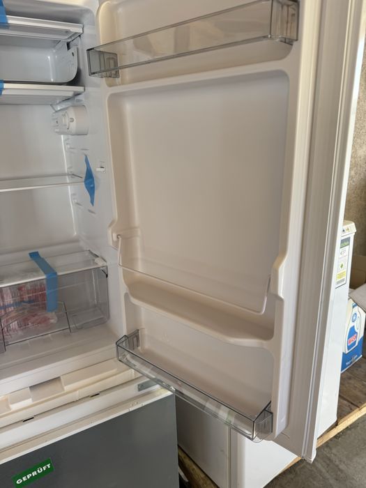 Хладилник A++ малък  с вътрешна камера Чисто нов 5г. Години