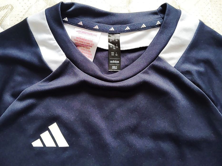 Tricou personalizat cu pantaloni Adidas