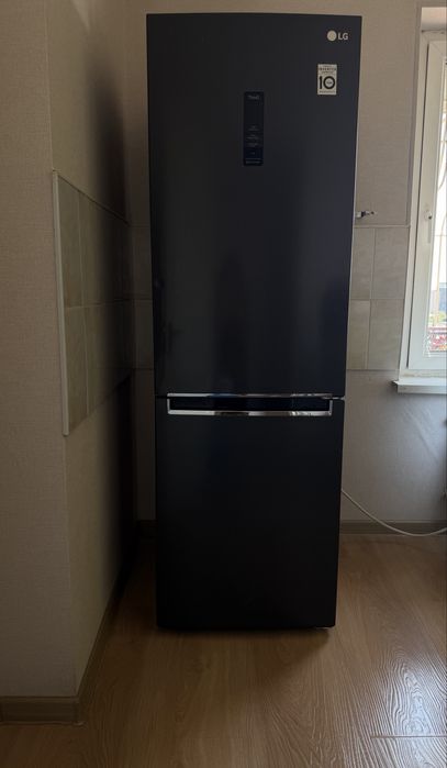 Холодильник LG черный матовый