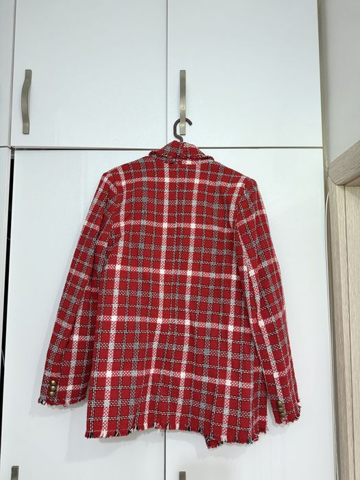 Дамско сако каре в червено – елегантен модел с копчета