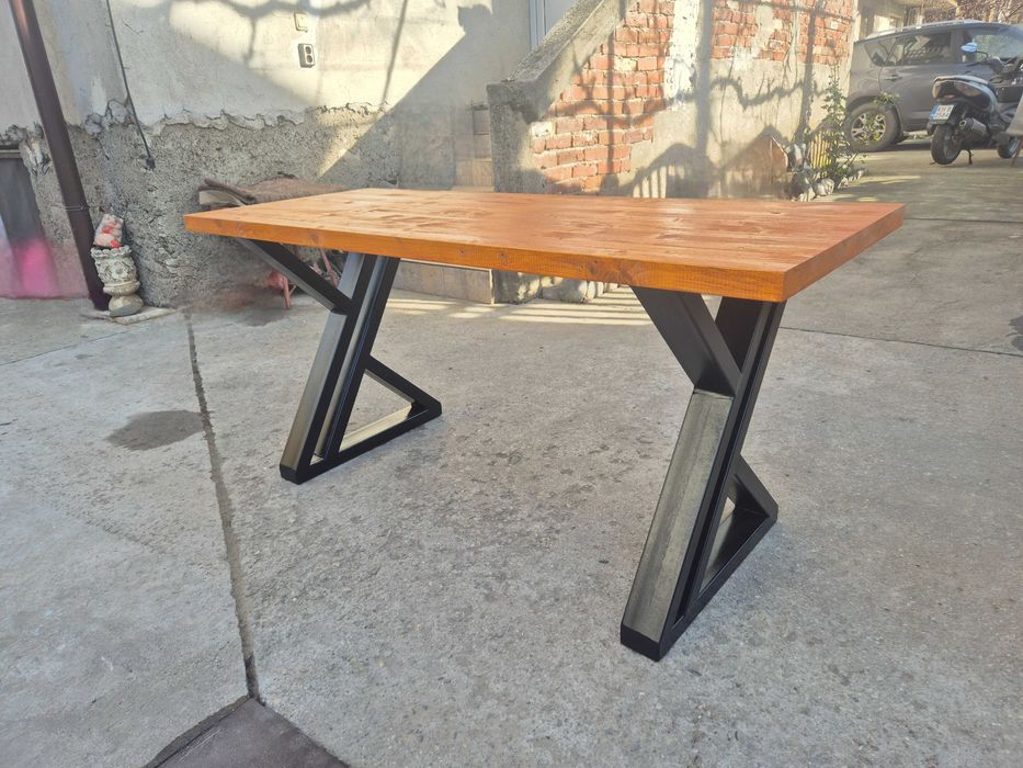 Трапезна маса с дървен плот