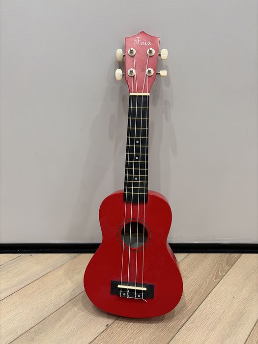 Продам красный укулеле б/у