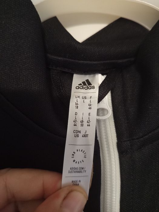 Bluze Adidas noi cu etichetă.