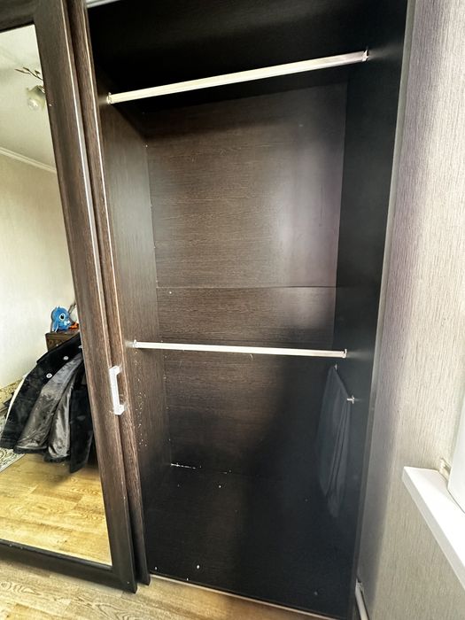 Шкаф с большим зеркалом