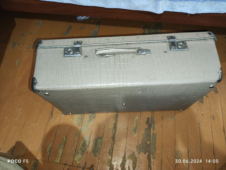 Чемодан раритет в хорошем состоянии.