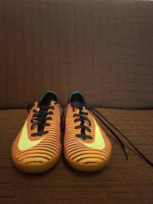 Adidasi de fotbal
Marime 32, piele in stare foarte buna