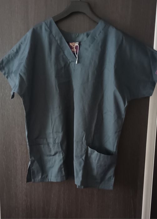 Vănd costum medical verde închis  nou.