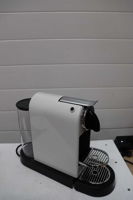 Капсулна машина De'Longhi Nespresso с помпа за високо налягане и перфектен контрол на топлината. Функция за пестене на енергия, без Aeroccino.