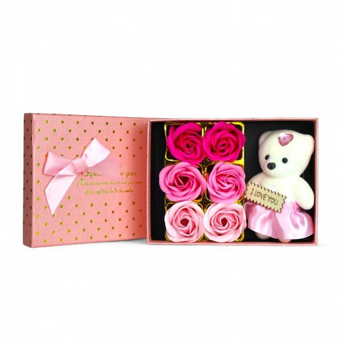 Подаръчна кутия с ароматни рози и плюшено мече „I LOVE YOU“
