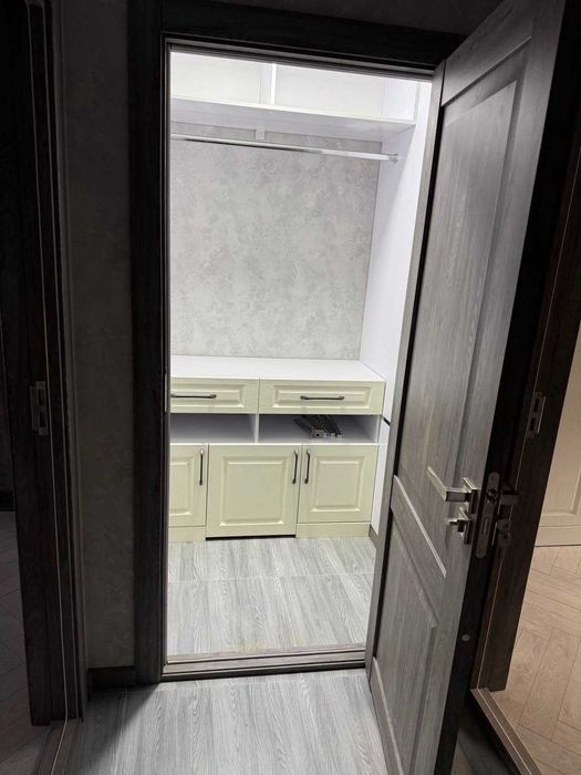 Микрорайон. Продается 4-х комнатная квартира, 2-й этаж, новый ремонт.