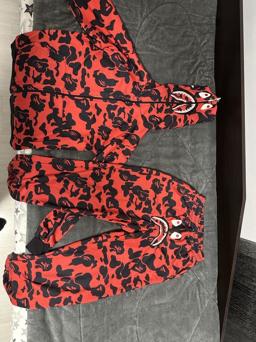 Чистно нов комплект екип на Bape