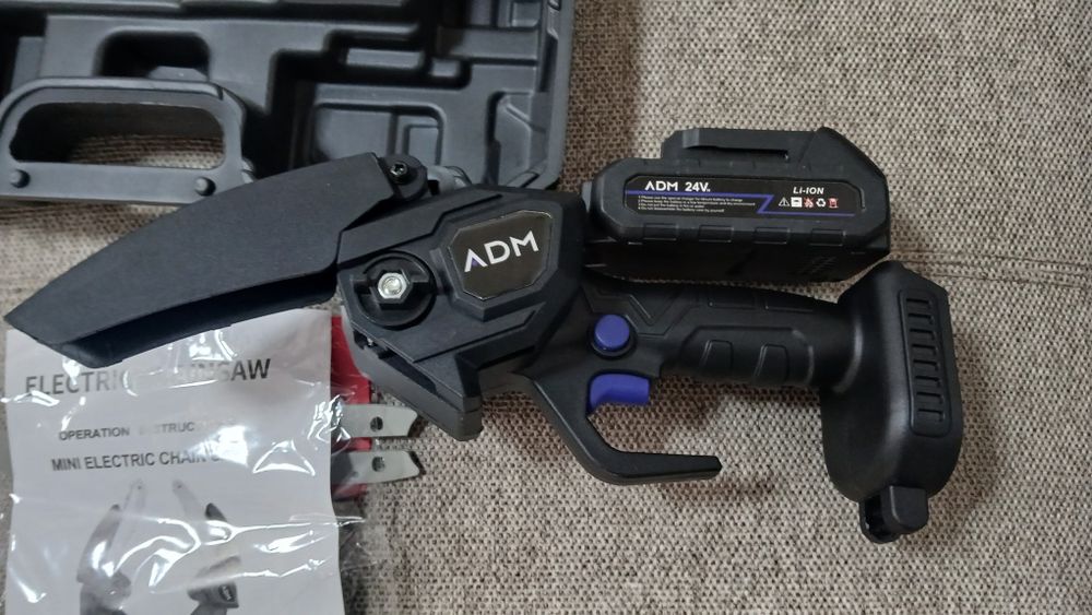 Fierăstrău pe acumulator