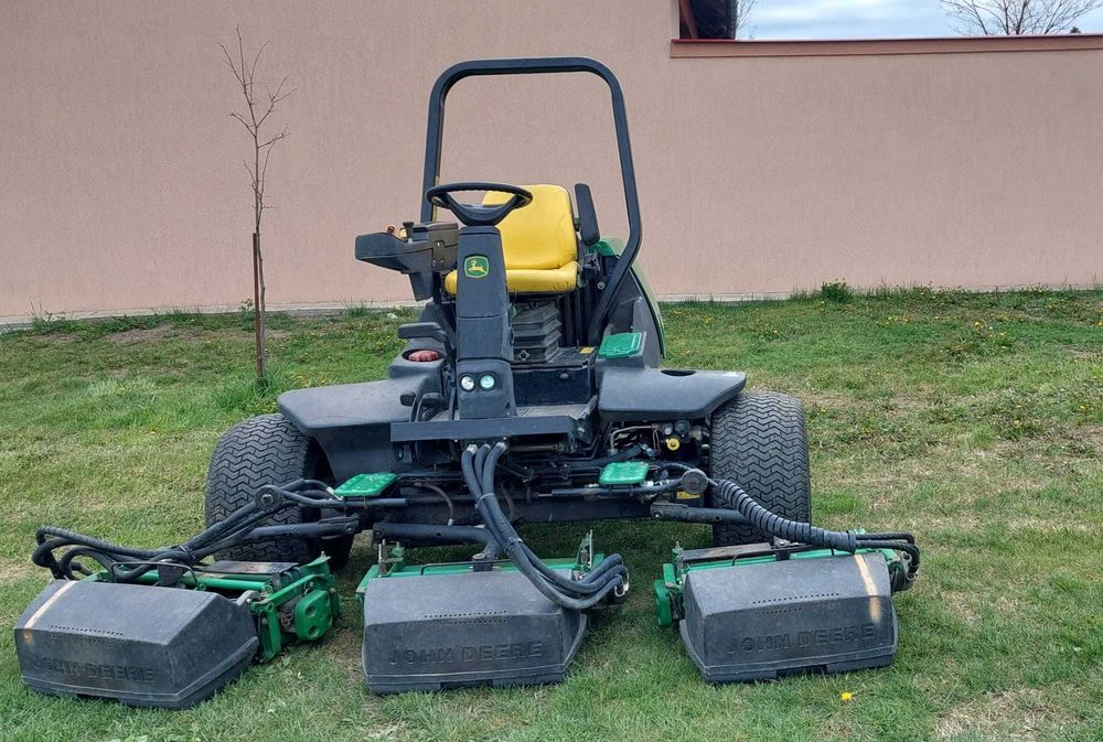 Tractoras pentru gazon  John Deere  3235C