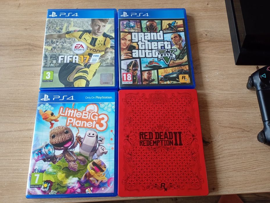 Playstation 4 с два джойстика и 4 игри