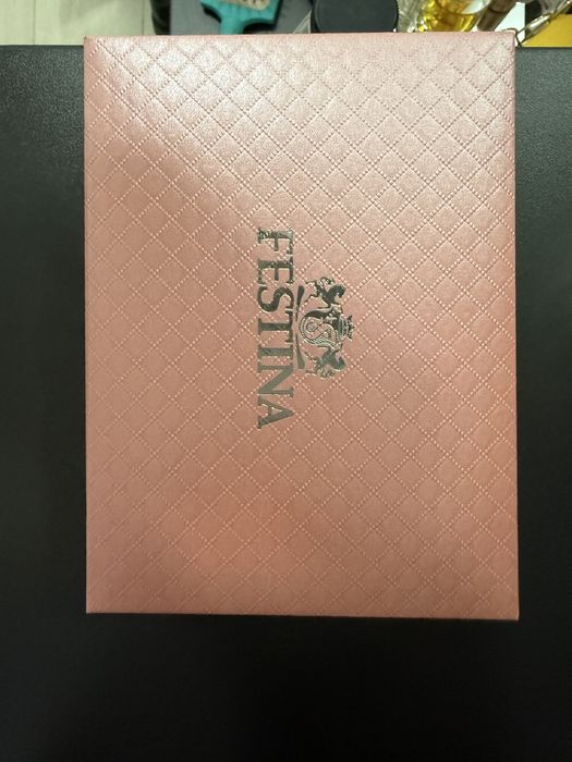Ceas festina dama nou primit cadou