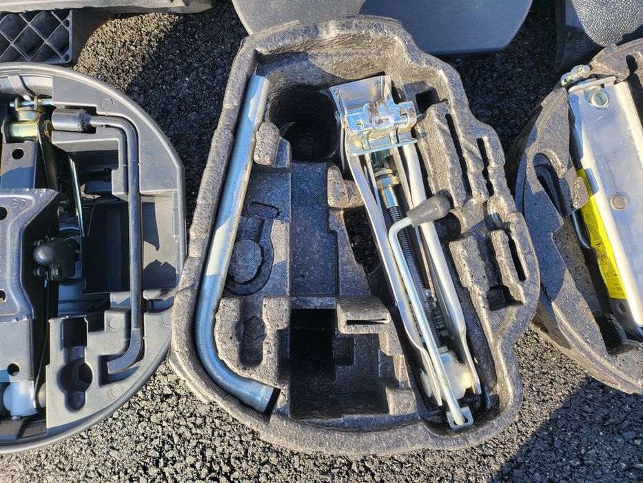 Крик и ключ за гуми