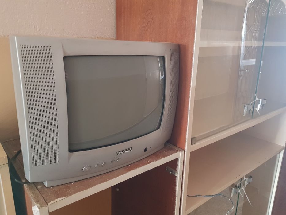 Подарявам холна секция с витрина + телевизор