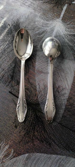 Посребрените лъжици с маркировка „100% посребрени“  винтидж прибори.