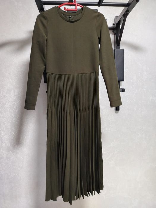 UNIQLO Платья Черная Хаки