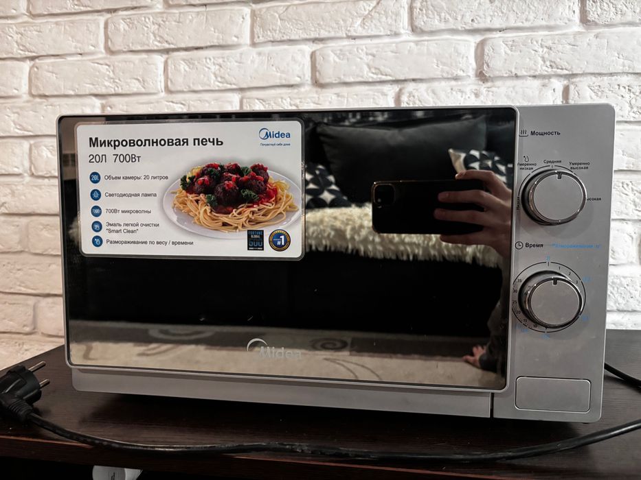 Микроволновая печь Midea MM720C4E-W