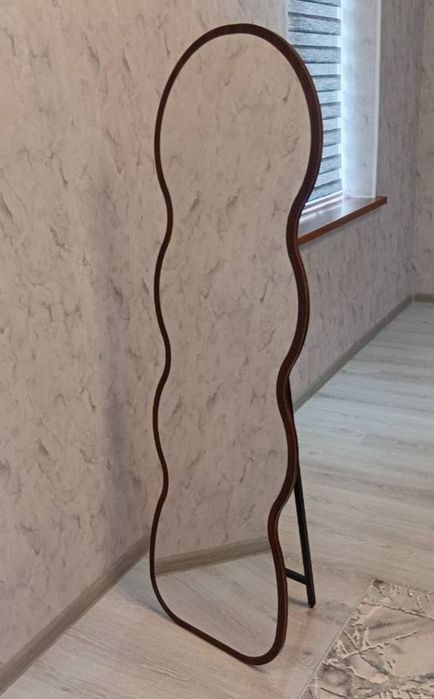 Современное волнистое напольное зеркало.
